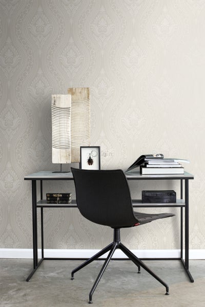 Schreibtisch mit Stuhl und dekorativer Tapete im Hintergrund.