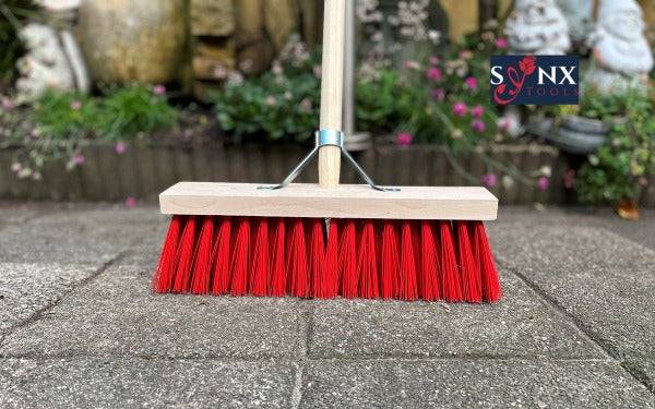 Bürste mit Holzstiel und roten Borsten