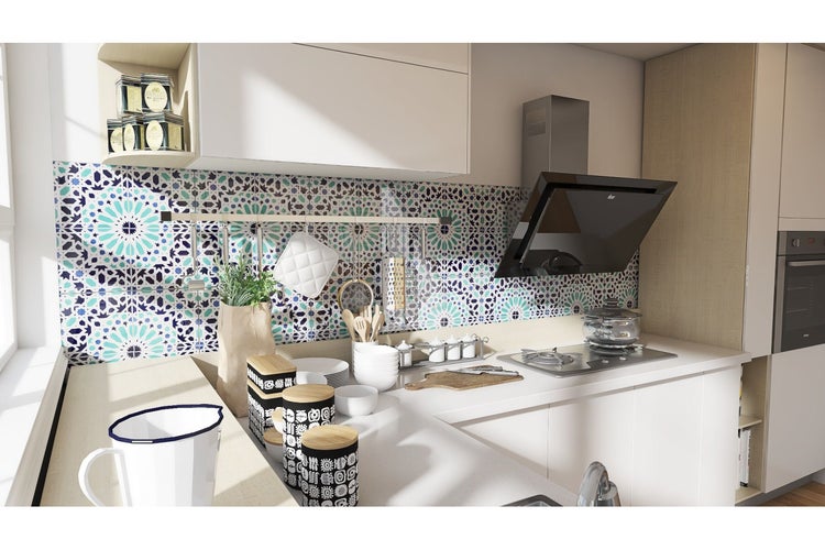 Küchenszene mit Fliesenwand, Dunstabzugshaube und Küchenutensilien auf der Arbeitsfläche.