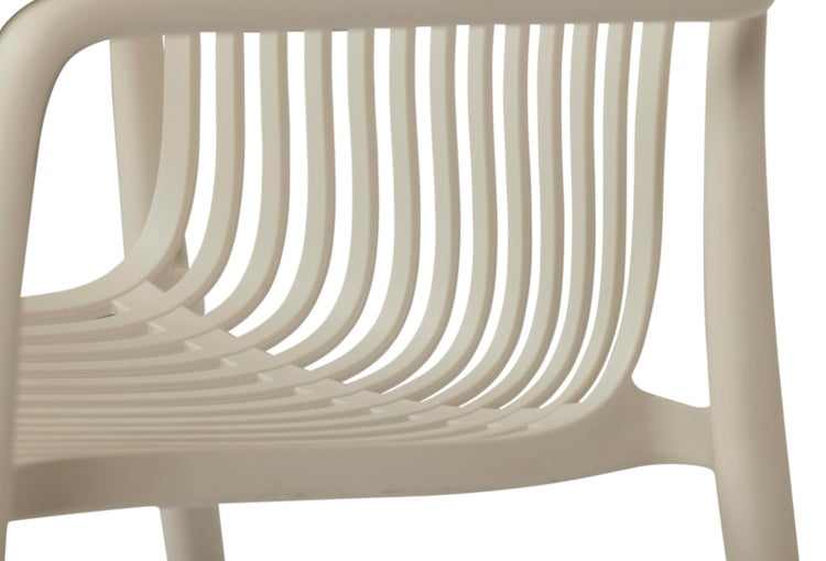 Detailansicht der geschwungenen Rückenlehne und Sitzfläche eines weißen Gartenstuhls aus Kunststoff mit Lamellendesign.
