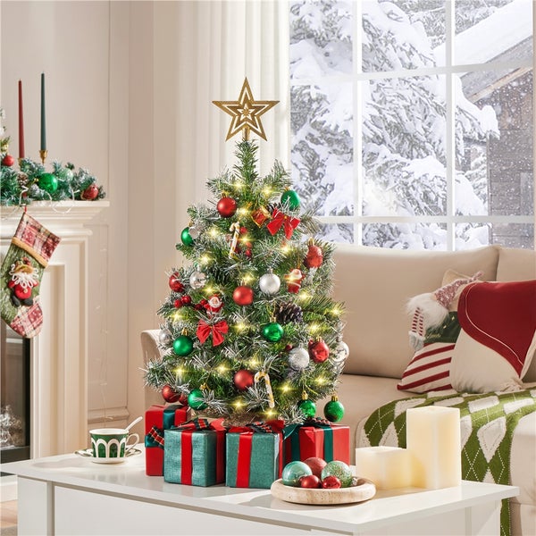 Dekorierter Weihnachtsbaum mit Geschenken im Wohnzimmer