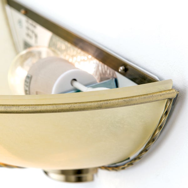 Wandleuchte im Landhausstil mit Glasschirm und antik wirkender Metallfassung zur Wandmontage