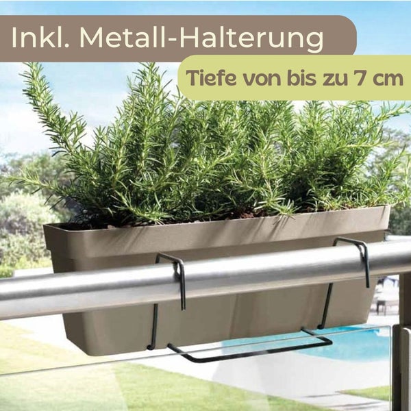 Blumenkasten mit Metallhalterung am Geländer mit Pflanze