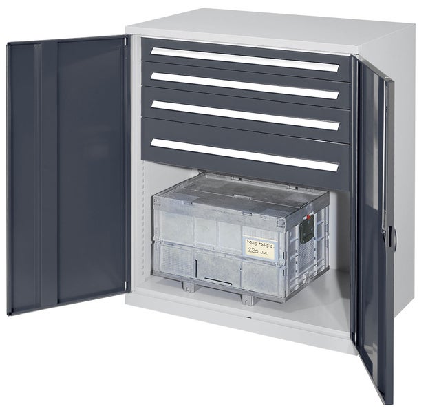Werkzeugschrank aus Metall mit vier Schubladen und zwei geöffneten Türen sowie einer Metall-Transportbox im Inneren.