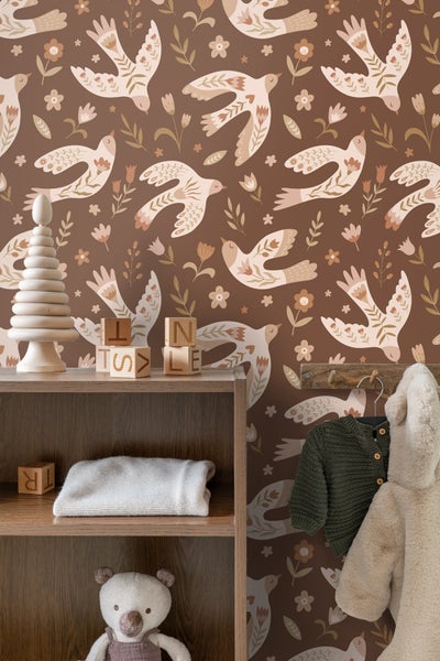 Kinderzimmer mit brauner Vogel- und Blumenmustertapete, Holzregal und Spielzeug