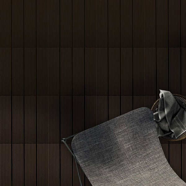 Leeres Metallregal mit vier Ebenen