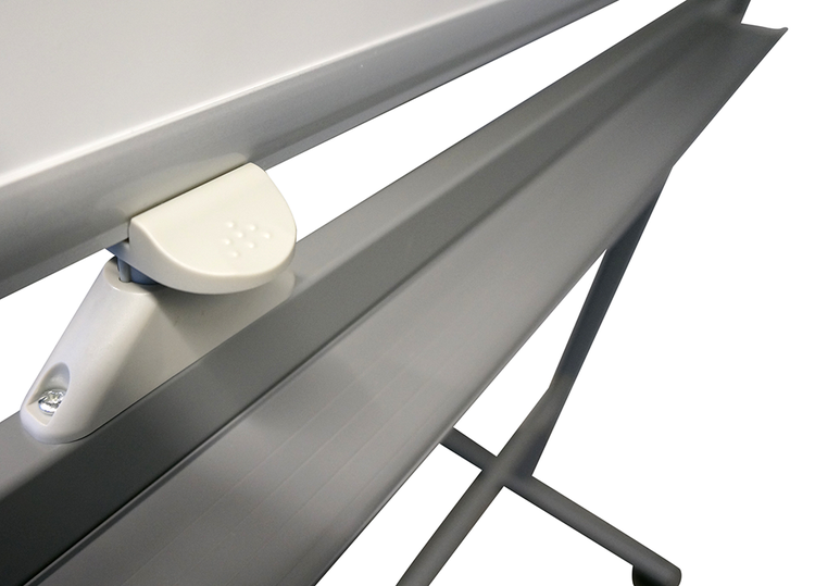 Nahaufnahme einer Whiteboard-Ablage aus Aluminium mit Befestigungsmechanismus und Rahmen.