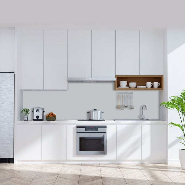 Moderne, helle Küche mit weißen Schränken, grauer Nischenwand, Backofen, Dunstabzugshaube und offenem Holzregal über der Spüle.