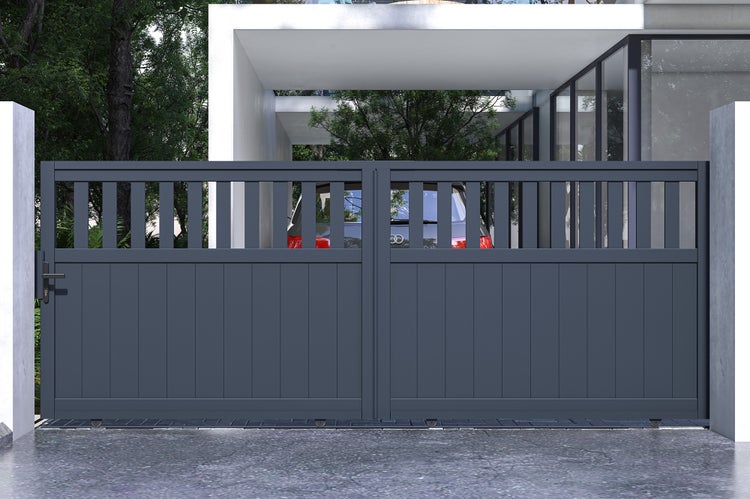 Modernes zweiflügeliges Einfahrtstor aus Metall mit Sichtschutz im unteren Bereich und Lamellenoptik oben, installiert vor einem Wohnhaus.