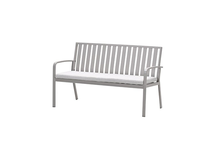Graue Gartenbank aus Metall mit Rückenlehne aus vertikalen Lamellen, Armlehnen und einem hellen Sitzkissen.