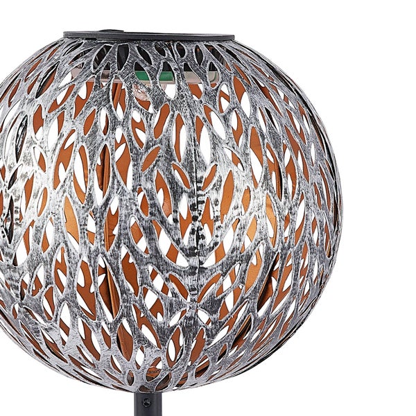 Solarleuchte für den Garten, kugelförmiger Metallschirm mit Blattmuster-Aussparungen, antikes Silber und Kupfer.