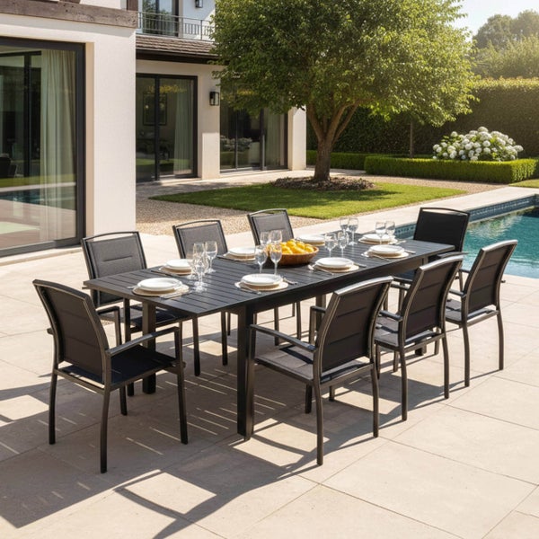 Modernes Gartenmöbel-Set mit großem Esstisch und acht Armlehnstühlen auf einer hellen Terrasse neben einem Pool.