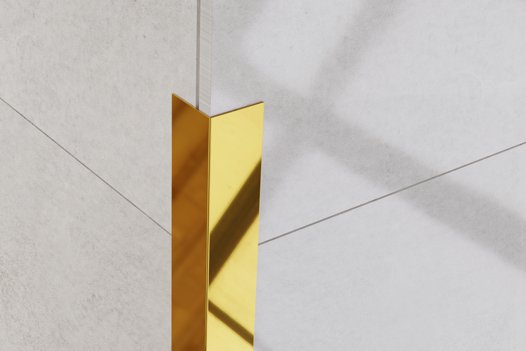 Goldfarbenes Fliesenprofil an einer Wand