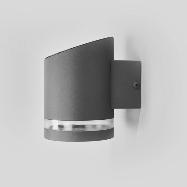 Zylindrische Außenwandleuchte aus Metall in Anthrazit mit schräger Oberseite und transparentem Lichtring.