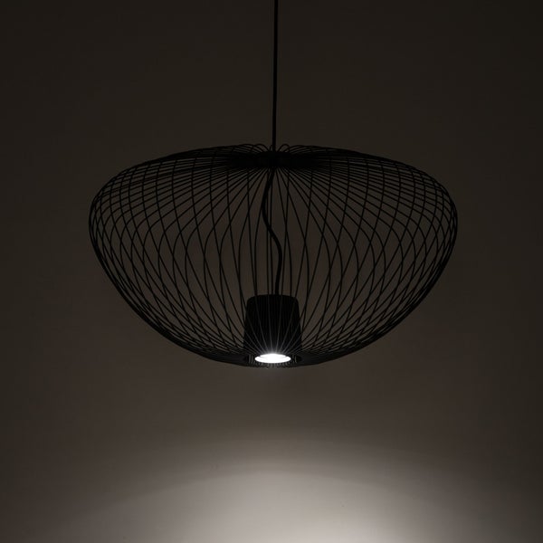 Schwarze Pendelleuchte mit Schirm aus Metalldrähten und eingeschaltetem Licht.