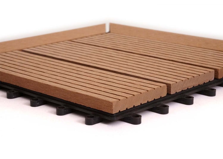 WPC Terrassenfliese mit Klicksystem und geriffelter Oberfläche für den Außenbereich.