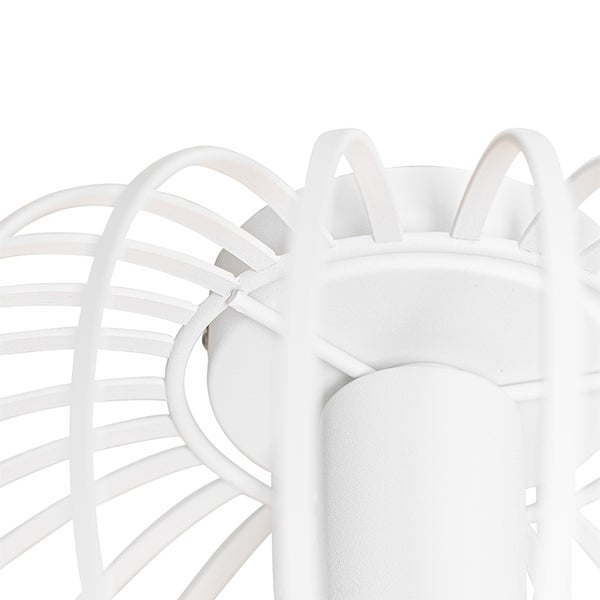 Detailansicht einer Deckenleuchte mit Metallstruktur