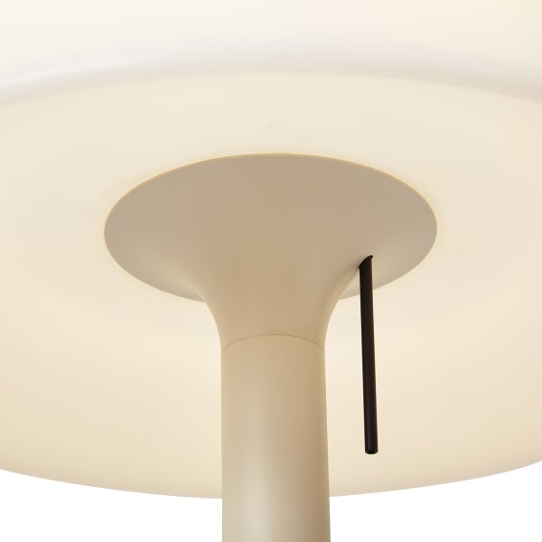 Detailansicht einer Lampe von unten mit rundem Schirm und schwarzem Zugschalter.