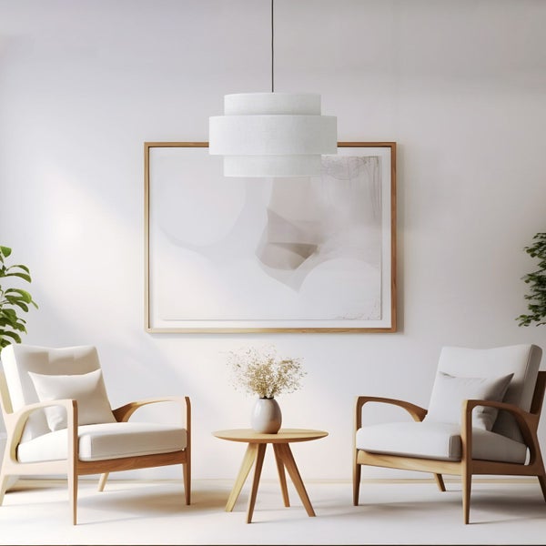 Helle, freundliche Leseecke mit zwei Sesseln, Tisch und Hängelampe