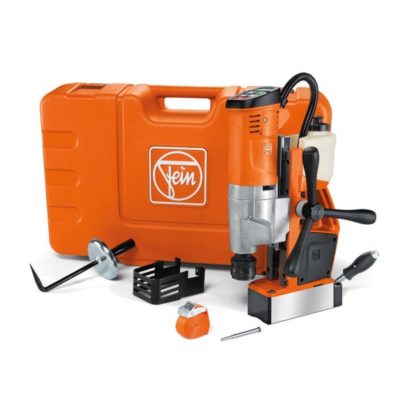 Orangefarbene Fein Magnet-Kernbohrmaschine mit Koffer, Fein Logo, Kühlmittelbehälter, Sicherheitsgurt, Späneschutz, Zentrierstift und Austreiber.