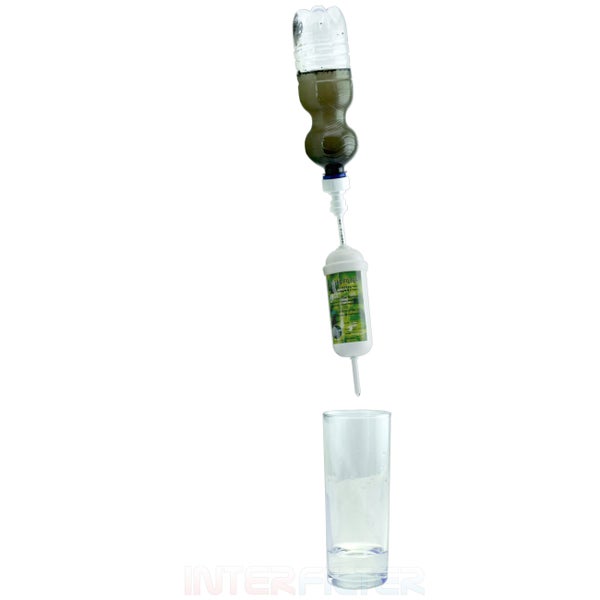 Tragbarer Wasserfilter mit Flaschenadapter zum Reinigen von verschmutztem Wasser in ein Glas