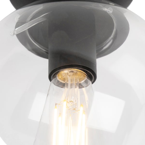 Nahaufnahme einer Klarglas-Deckenleuchte mit Glühbirne