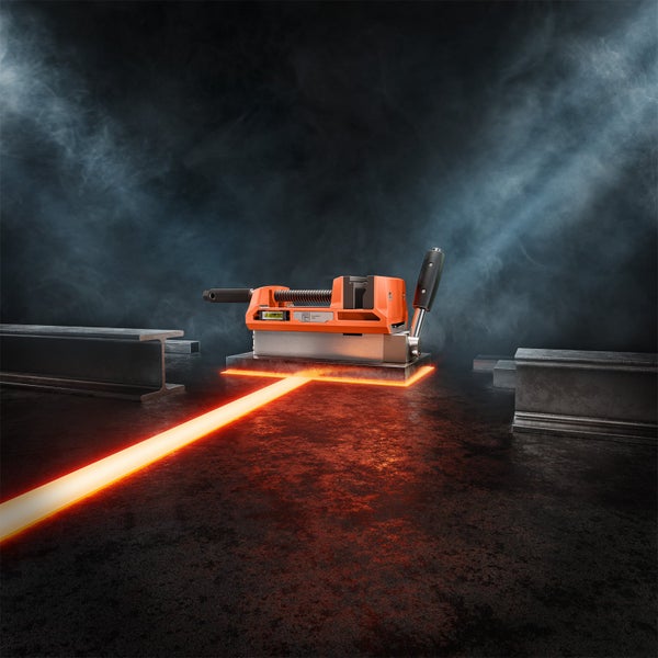 Metall-Schraubstock auf einer Werkbank mit Metallelementen