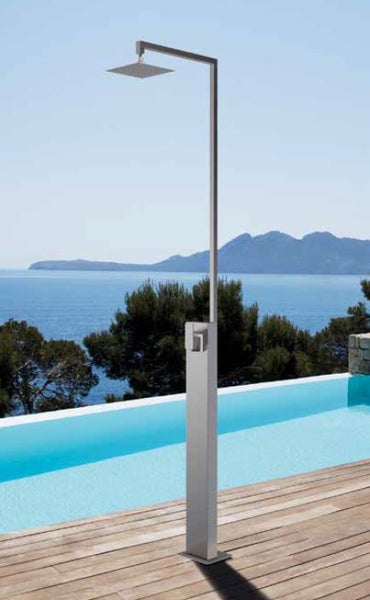 Moderne Außendusche aus Edelstahl mit quadratischem Duschkopf an einem Pool auf einer Holzterrasse.