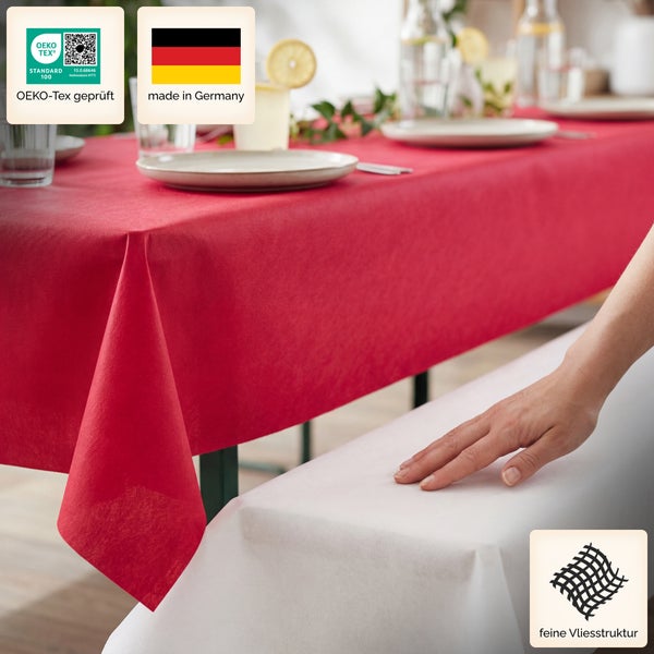 Tischdecke aus Vlies mit feiner Struktur auf einem gedeckten Tisch, OEKO-Tex zertifiziert und hergestellt in Deutschland.