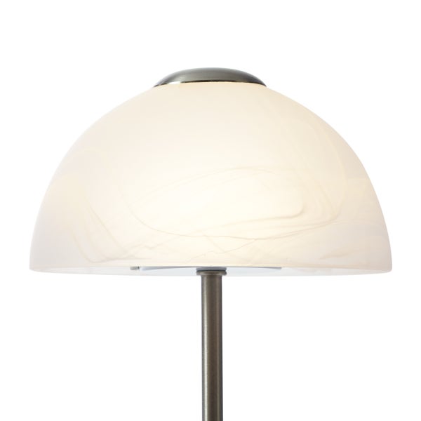 Lampenschirm aus Glas in Marmoroptik mit Standfuß aus Metall.