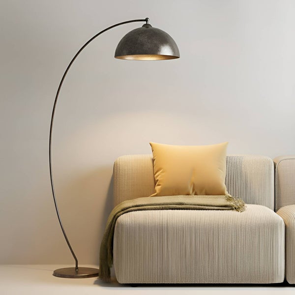 Stehlampe im Wohnzimmer mit Sofa und Kissen