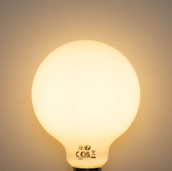 Leuchtendes LED Leuchtmittel in Globeform mit mattem Glas sowie CE und UKCA Kennzeichnung.