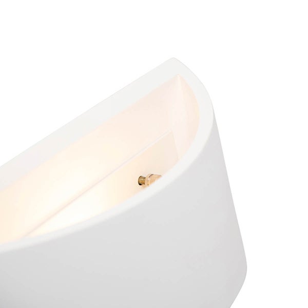 Nahaufnahme einer weißen Wandleuchte mit Beleuchtung