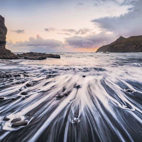Landschaftsfoto von einem Strand mit Felsen und fließendem Wasser