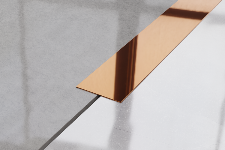 Detailansicht einer Fliesenschiene aus Metall