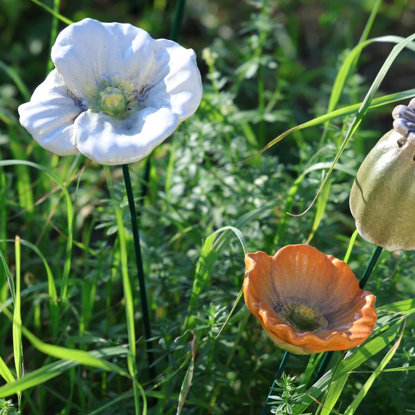 Keramikblumenstecker im Garten