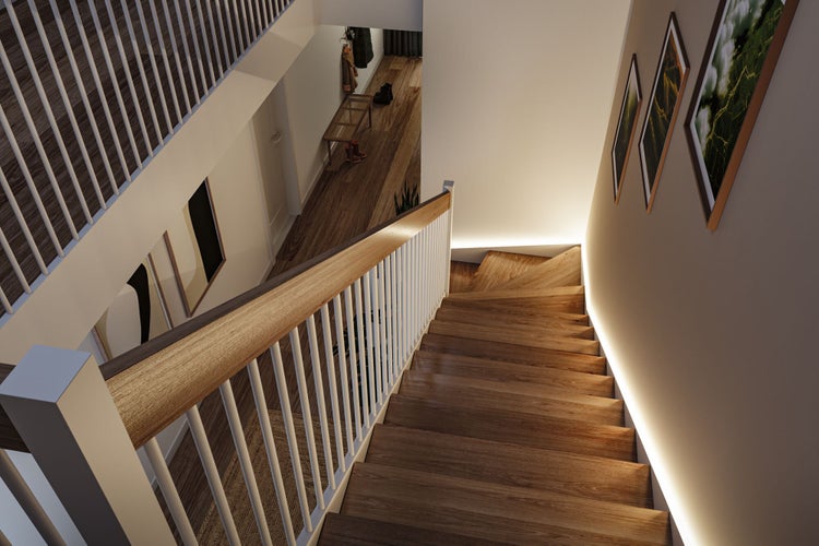 Moderne Holztreppe mit integrierter Beleuchtung an der Wand und weißem Geländer mit Holzhandlauf in einem hellen Flur.