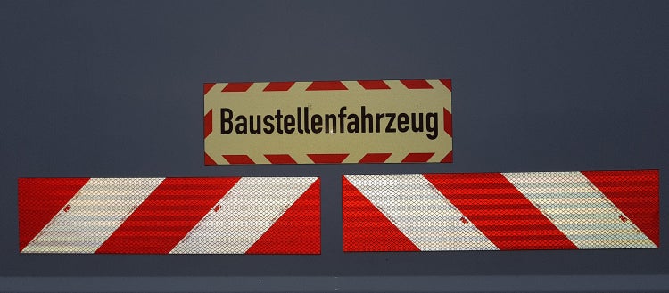 Gefrorene Saubohnen und eine Schale auf grünem Untergrund