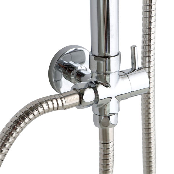 Detailansicht einer Duschstange mit Brauseschlauch und Armatur.