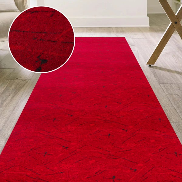 Roter Teppichläufer mit Muster auf hellem Holzboden