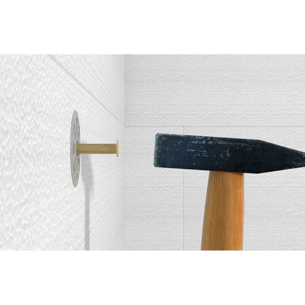 Dämmstoffdübel mit Hammer in Styroporplatte