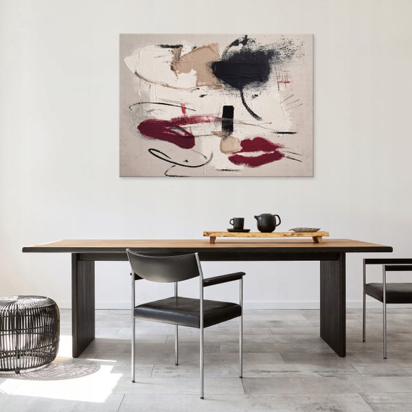 Esszimmer mit Esstisch, Stühlen und abstraktem Leinwandbild