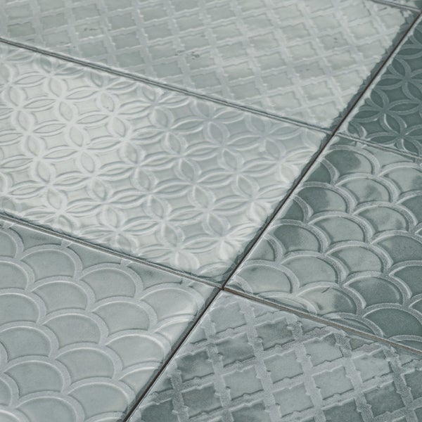 Wandfliesen mit geometrischem Reliefmuster in einer rechteckigen Ausführung aus glasierter Keramik.
