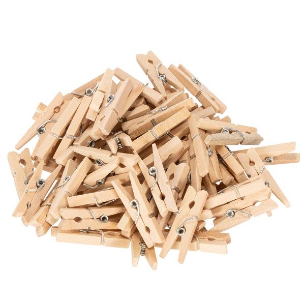 Haufen Wäscheklammern aus Holz mit Metallfedern.