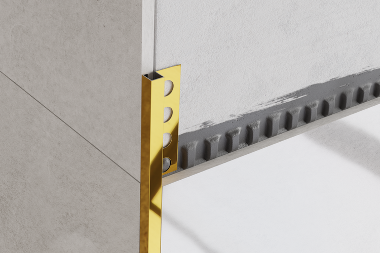 Fliesenabschlussprofil aus Metall an einer Wand