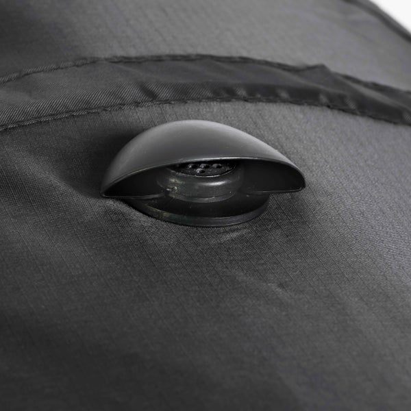Detailansicht einer Belüftungsöffnung an einer schwarzen Schutzhülle aus Textil.