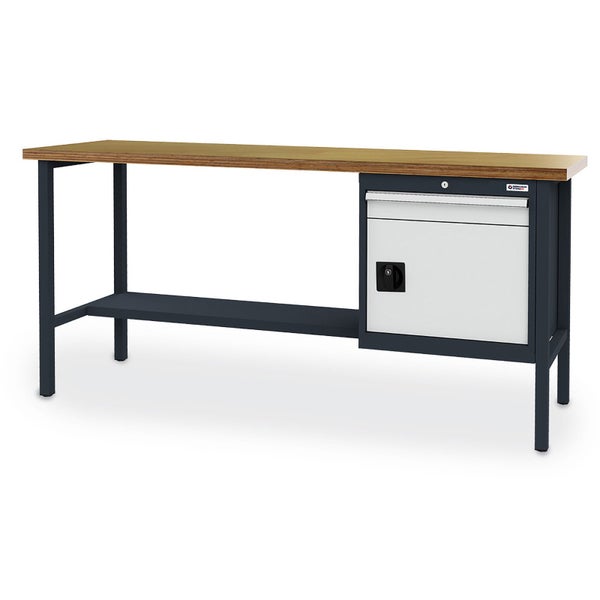 Hauswasserwerk im Garten mit Pumpe, Druckschalter und Schläuchen auf einem Holztisch.