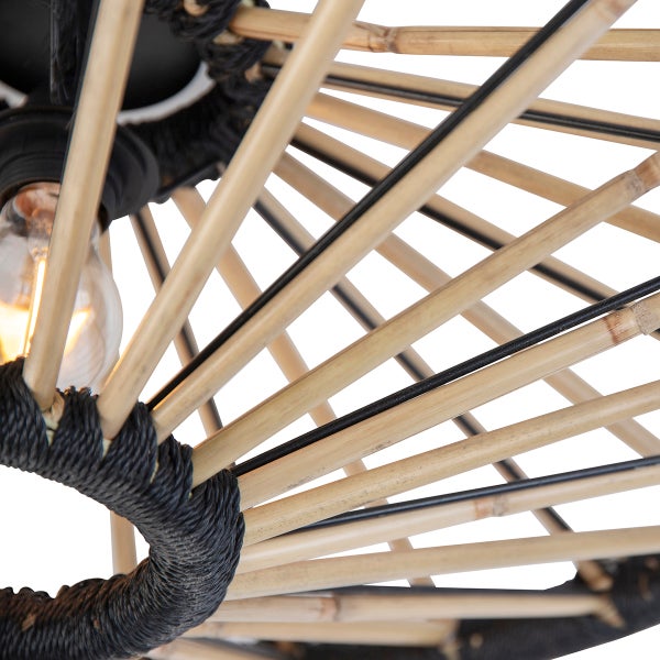 Detailansicht einer Hängelampe aus Bambus und Seil