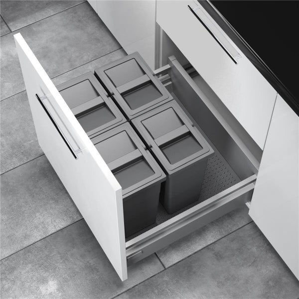 Einbau-Mülltrennsystem mit vier grauen Kunststoffbehältern und Deckeln in einer ausziehbaren Küchenschublade.