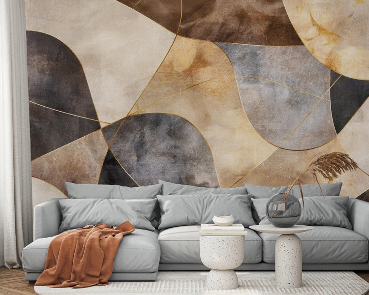 Wohnzimmer mit grauer Couch, dekorativer Wand und Beistelltischen